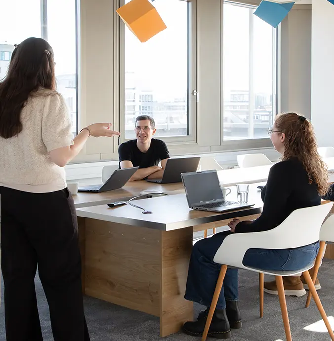 Kolleginnen und Kollegen der codemanufaktur besprechen sich im Meeting Raum