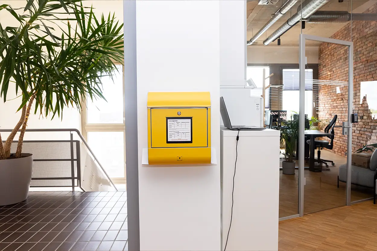 softwareentwicklung-projekt-6 Ein Briefkasten für interne Post vor unseren Büros